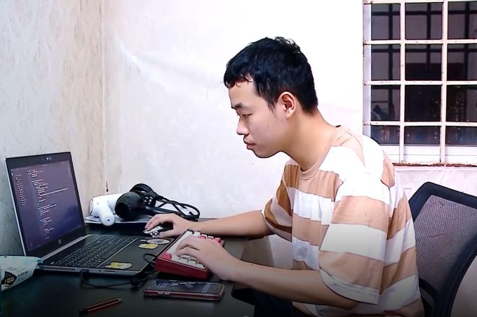 对于没有 IT 背景的人来说,要想在 FUNiX 课程中取得好成绩,Minh 认为努力、学习热情和坚定的决心是最重要的因素。图片:人物提供 Để một người chưa từng có background IT học tốt khóa học FUNiX, Minh cho rằng chăm chỉ, ham học hỏi và quyết tâm cao là những nhân tố quan trọng hàng đầu. Ảnh: Nhân vật cung cấp