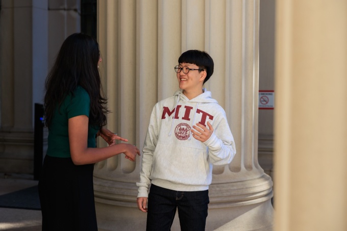 MIT工科大学への体験旅行中に留学生と意見交換するヒョンチャンさん(右)。写真:BIS ハノイ Hyeonchan (bên phải) trao đổi ý tưởng cùng học sinh quốc tế trong chuyến đi trải nghiệm tại Viện Công nghệ MIT. Ảnh: BIS Hà Nội