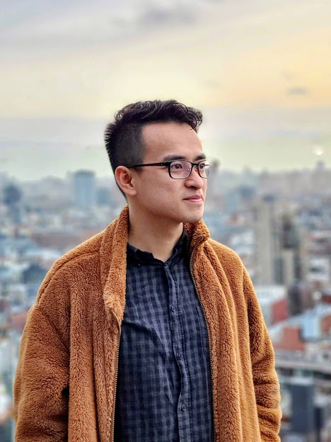 2023 年 3 月,范明在纽约公寓的阳台上拍照。图片:人物提供 Phạm Minh chụp hình ngoài ban công căn hộ ở New York, tháng 3/2023. Ảnh: Nhân vật cung cấp