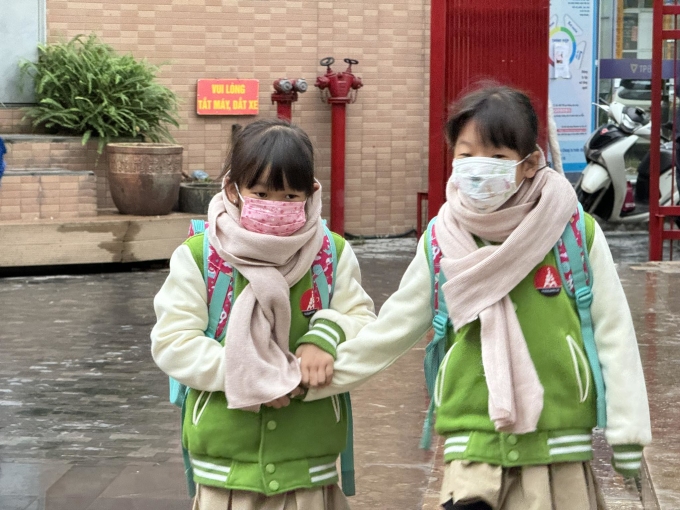 河内玛丽居里学校的学生于1月23日上午抵达学校。照片:玉清 Học sinh trường Marie Curie, Hà Nội, đến trường sáng 23/1. Ảnh: Ngọc Thành
