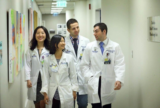 미국 존스홉킨스대학교 학생. 사진: 존스 홉킨스 의학 Sinh viên tại Đại học Johns Hopkins, Mỹ. Ảnh: Johns Hopkins Medicine