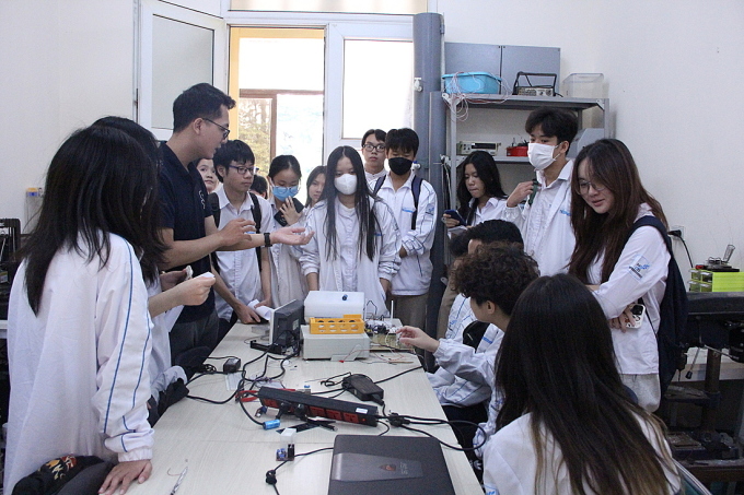 10月21日、自然科学大学物理学科の研究室見学に学生たちが参加しました。写真: HUS Học sinh tham gia Lab tour khoa Vật lý trường Đại học Khoa học Tự nhiên hôm 21/10. Ảnh: HUS