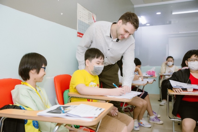 学生们在Res英语中心跟随外教学习。照片:English Res Học viên học cùng giáo viên người nước ngoài tại Trung tâm Anh ngữ Res. Ảnh: Anh ngữ Res
